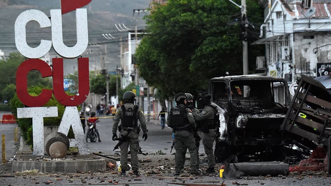 libreexpresionR's tweet photo. 🚨 Colombia vuelve a ser golpeada por la violencia.

Un atentado con un vehículo bomba sacudió la ciudad de Cúcuta, dejando 11 personas heridas, entre ellas ocho policías, a solo seis días de la toma de posesión del presidente electo Abelardo de la Espriella.

El ataque ocurrió cerca del comando de la Policía en una de las zonas más conflictivas del país, donde operan grupos armados ilegales. Las autoridades ya ofrecen una recompensa para dar con los responsables.

📲 Todos los detalles en la nota https://t.co/OuXFTHrHPy

@consuelo_ai @Denissenavarr0 @deniseramosm @DoctorShivago @DorAliciaDavila @EduardoChavez @ElMasterDagnino @elsergiocuellar @Enrique_Clausen @erveza @EstradaTellez @FaustinoFelix @Faustofelixb @FelipeCalderon @FerMoctezumaO @FMLalo @FroylanGamezG @G_Anduro @GiancoUrias @GiOGleZ @cuau @drrocefi @juntosheriberto @galazcesar @SergioSosa133 @Gustavo_Clausen @elchuachua @salvadordelcas @acidomasfuerte @jAlfonsoHerrera @Faustofelixb @MarielaMtzL_MN @ctrl_alt_suprim
