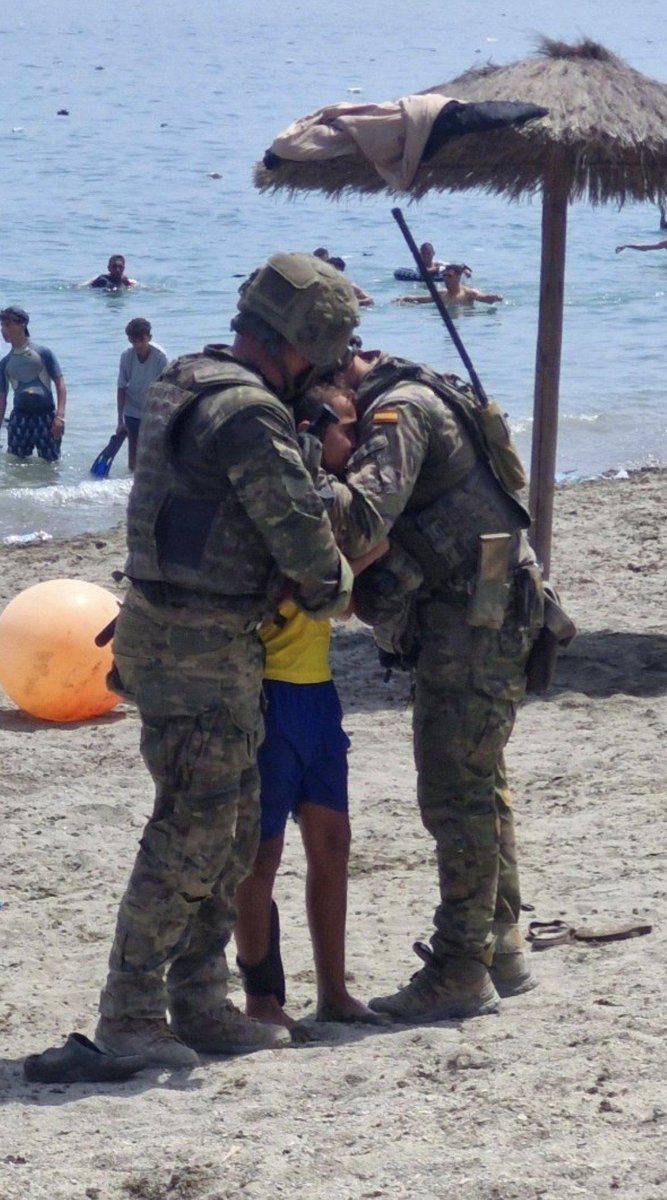 JoseMCorrales's tweet photo. Meloni, Trump and Netanyahu target Spain 🇪🇸.
Feijóo and Abascal cheer them on. 
I stand with 🇪🇸, not the xenophobic far right. Proud of our troops for protecting migrant children 👏👏👇🏻 https://t.co/GnsHCz02FZ