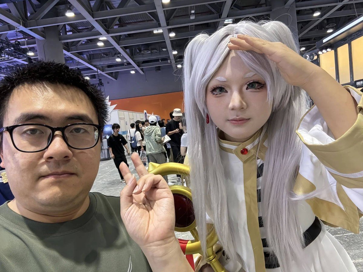 CandiCriva2y's tweet photo. 今天的快乐是漫展给的！抱到了超还原的cosplay，还挖到了限量周边，脚走酸也值了～ https://t.co/r3gF1eIjGe