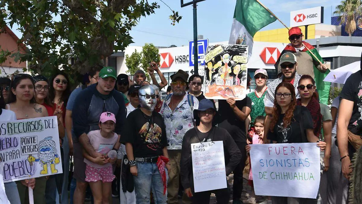 soldezacatecas's tweet photo. 🚨💧 ¡"NO ES SEQUÍA, ES SAQUEO"! ✊🌊 Ciudadanos marcharon en Chihuahua para rechazar el convenio entre JCAS y una empresa israelí por el manejo del agua🚨💧
👉https://t.co/mVISqgbfcT https://t.co/fyDXJTPKgQ