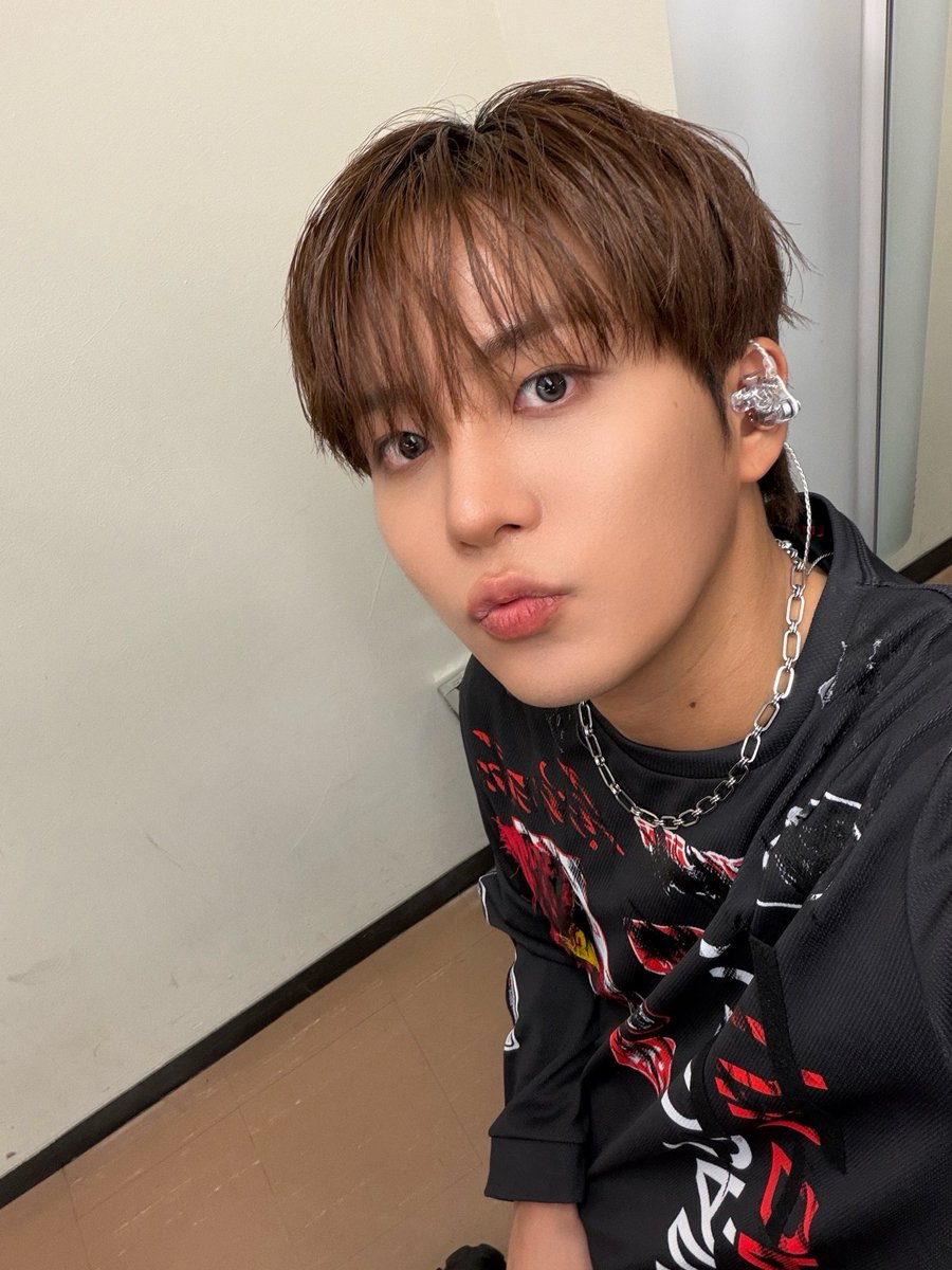 sruumx's tweet photo. [260802|12:23AM] #ATEEZ #JONGHO fromm💌

🐻: hiii
🐻: i just wrapped up my live broadcast and got back to the hotel! 
🐻: as for food, i ate earlier
🐻: i thought it’d be too heavy to eat after i finished, so
🐻: i purposely ate a little/a bit early
🐻: today, i ate gyudon (japanese beef bowl)!
🐻: i ordered (food) with the hyungs at the broadcast station
🐻: wooyoungie hyung is live right now?
🐻: didn’t hyung go out to eat
🐻: actually, i don’t really knowㅎ
🐻: ㅋㅋㅋㅋㅋㅋㅋㅋㅋㅋㅋㅋㅋㅋㅋ
🐻: but today, my name
🐻: i wrote it down wrong..?
🐻: ha
🐻: i guess i need to study japanese harder
🐻: instead of writing jongho, i wrote shyongho apparently..
🐻: since i made a mistake in writing my name
🐻: 📸
🐻: i want to send a selca/selfie
🐻: no but, i was trying to change my pfp (profile picture for fromm)
🐻: so i kept taking pictures, but
🐻: something good enough to beat those duck pyjamas
🐻: i haven’t found the right pfp yet
🐻: ㅋㅋㅋㅋㅋㅋㅋㅋㅋㅋㅋㅋㅋㅋㅋㅋㅋㅋㅋ
🐻: as for the pictures from the cutie-TEEZ
🐻: becus it was in the middle of the performance and i was all over the place/was busy
🐻: i couldn’t take any
🐻: this time, while doing the japan fanmeeting, if i have some free time
🐻: i’ll try to take some
🐻: right after my unit performance ends
🐻: pretty girl was next
🐻: and then it was immediately cutie (street), so
🐻: i was busy changing clothes that i was completely all over the place…ㅎ
🐻: i’ll just try to change quickly, i guess
🐻: live??
🐻: with the hyungs??
🐻: currently as for (pop) live, who’s doing it
🐻: which room should i go to
🐻: i’ll go while doing fromm
🐻: i’m not going to turn off fromm
🐻: is wooyoungie hyung
🐻: still opening card packs?
🐻: ah ah
🐻: then yeosangie hyung is
🐻: doing a face live?
🐻: they’re both talking/chatting, i see
🐻: don’t worry, even if i go to do a live
🐻: i’m not going to turn off my fromm
🐻: trying to make one piece of content, that’s what it is
🐻: while doing fromm in real time?
🐻: i’ll go ‘knock knock knock’
🐻: appear once 
🐻: then go to the next room
🐻: go ‘knock knock knock’ again
🐻: but hold on, i don’t know what room the hyungs are in though
🐻: ㅋㅋㅋㅋㅋㅋㅋㅋㅋㅋㅋㅋㅋㅋ
🐻: i think i’ll ask the manager-nim 
🐻: ㅋㅋㅋㅋㅋㅋㅋㅋㅋㅋㅋ