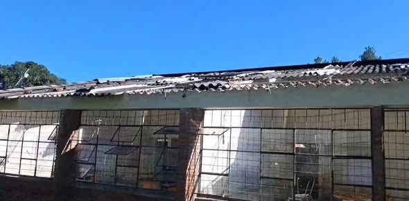 RCNBga's tweet photo. Emergencia en #Mogotes, Santander, en donde un vendaval afectó cultivos, viviendas y una de las sedes del Instituto Técnico Isaías Ardila. https://t.co/I06IAs2cjN