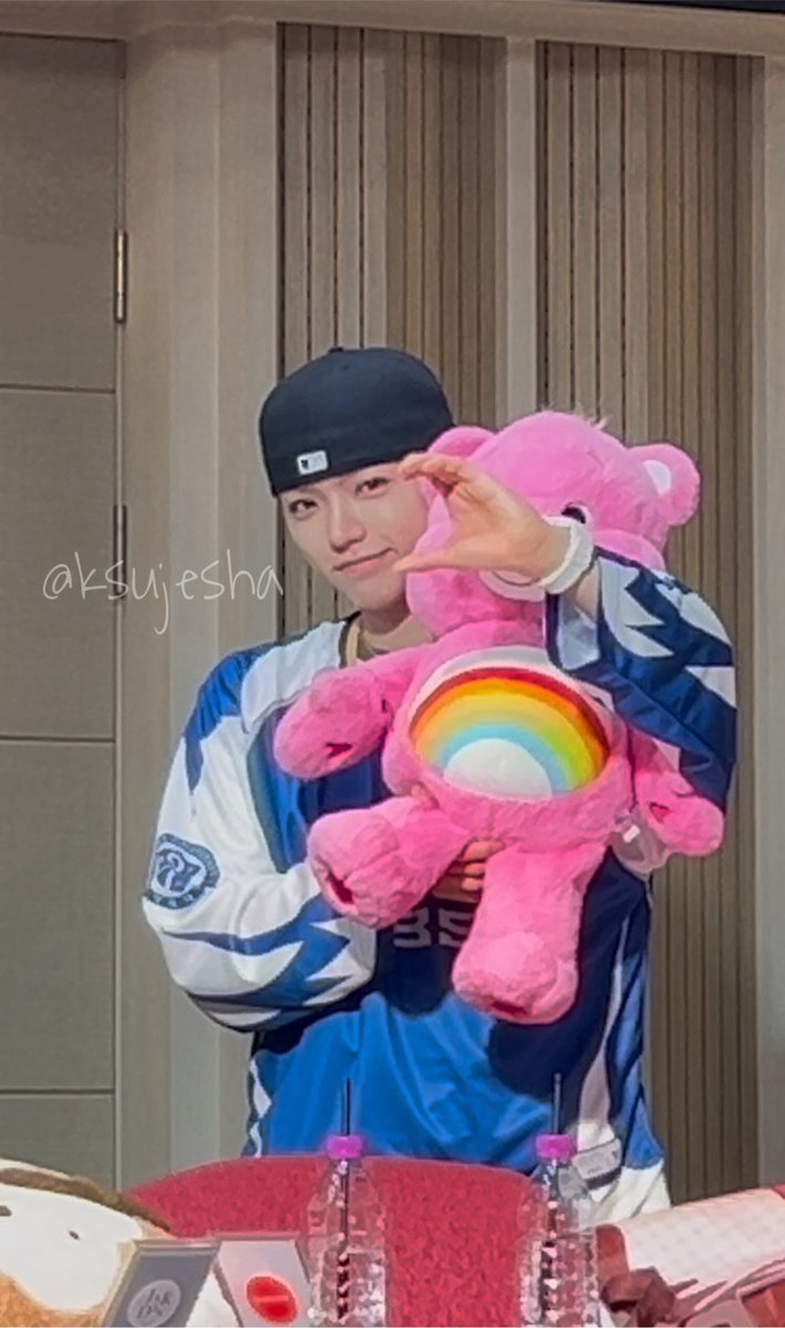 ksujeshaa's tweet photo. a full day has passed but I still can't believe this actually happened to me…like for real….?
I don't think I'll ever be able to put into words just how much I love him, how much i love all(h)ours omg😭😭😭

#ON_N #온 #ALL_H_OURS #올아워즈 https://t.co/g9w0gefoQD