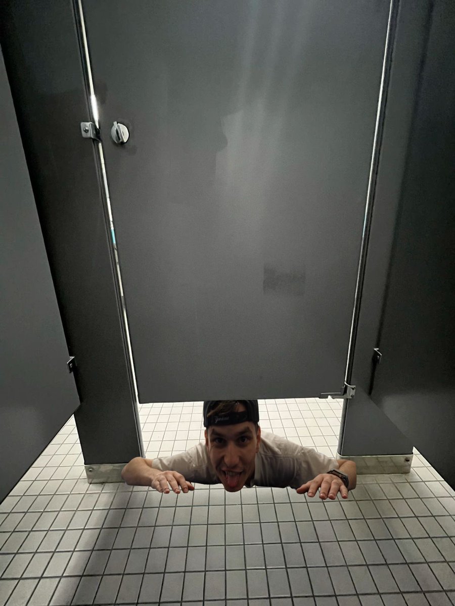 Serarauiix's tweet photo. POV: your bullies catch you hiding in the bathroom https://t.co/rO5etZuw80