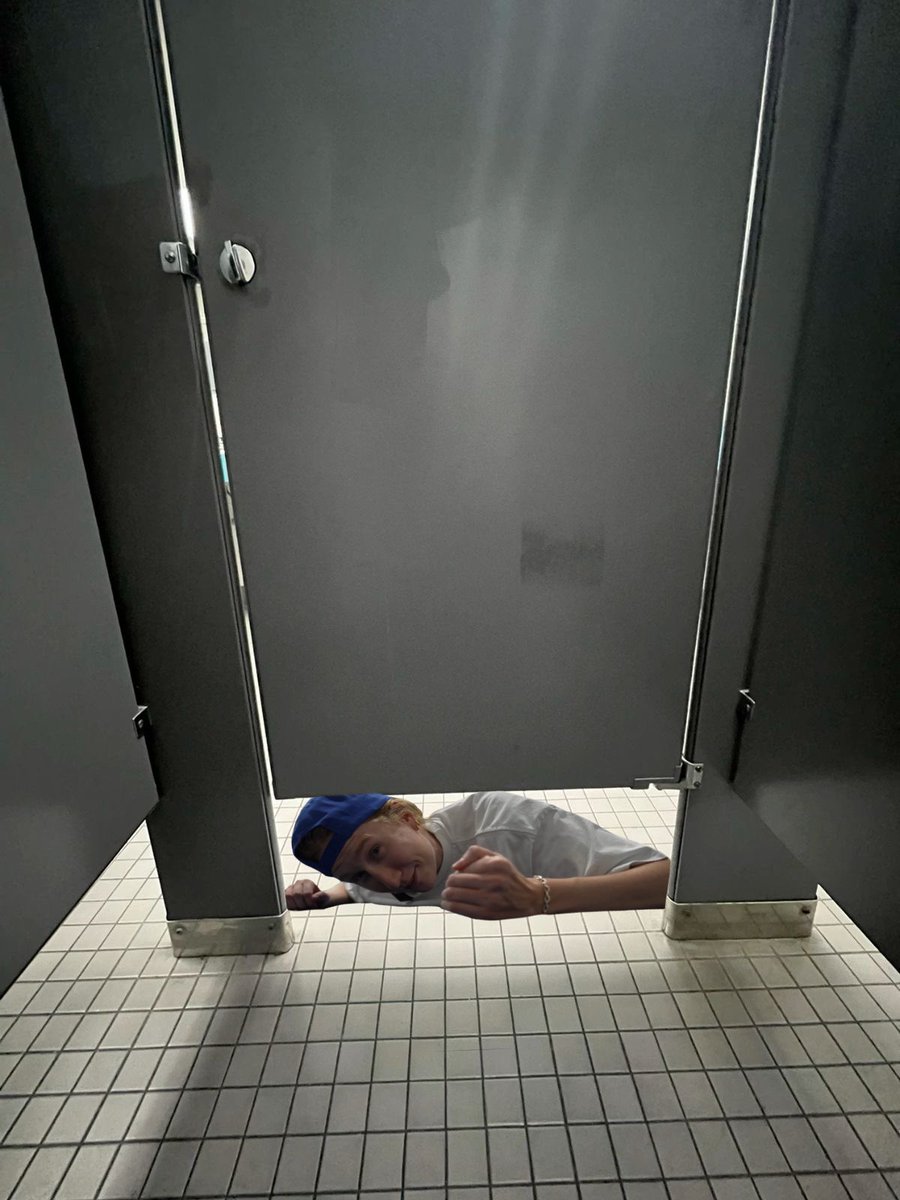 Serarauiix's tweet photo. POV: your bullies catch you hiding in the bathroom https://t.co/rO5etZuw80