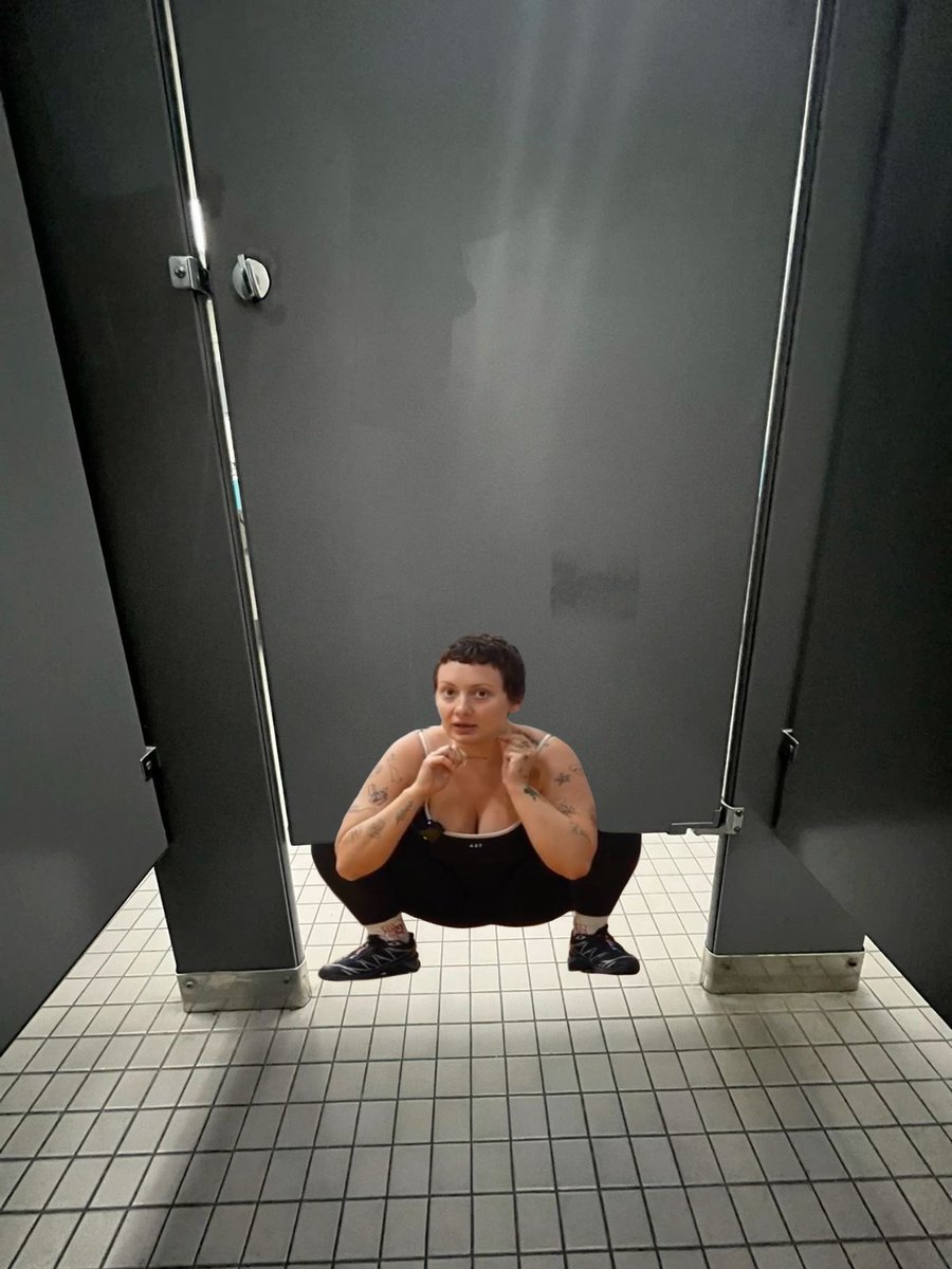Serarauiix's tweet photo. POV: your bullies catch you hiding in the bathroom https://t.co/rO5etZuw80