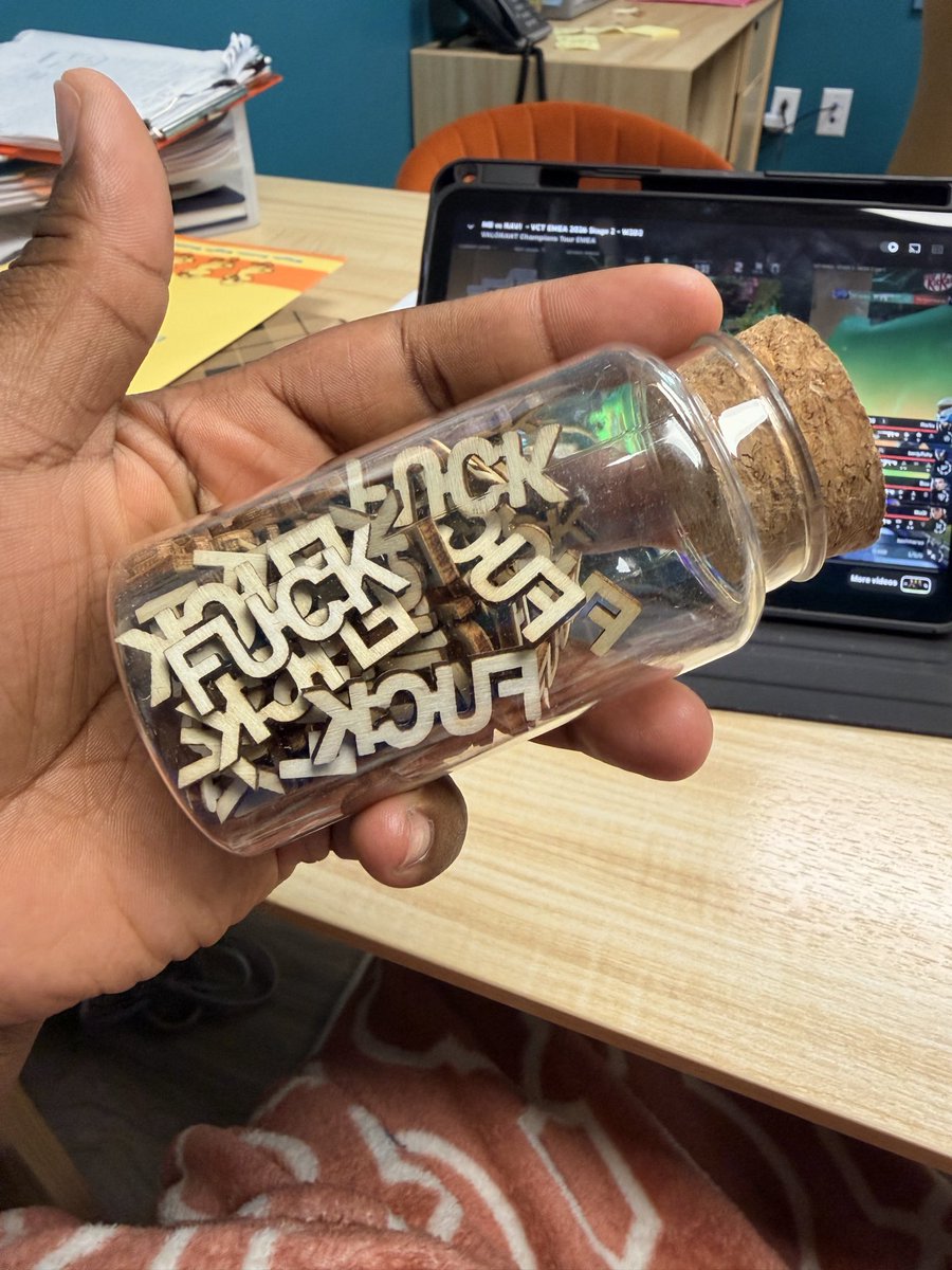 Keasiaaa3's tweet photo. My boss has a jar of fucks…. Pls someone tell me where I can get one from!? https://t.co/IcEjOB4a6R