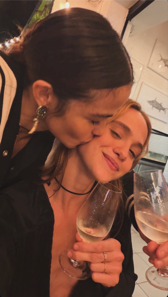 beattcoelhoo's tweet photo. como pode elas serem TÃO LINDAS? https://t.co/NtlZq1iqVh
