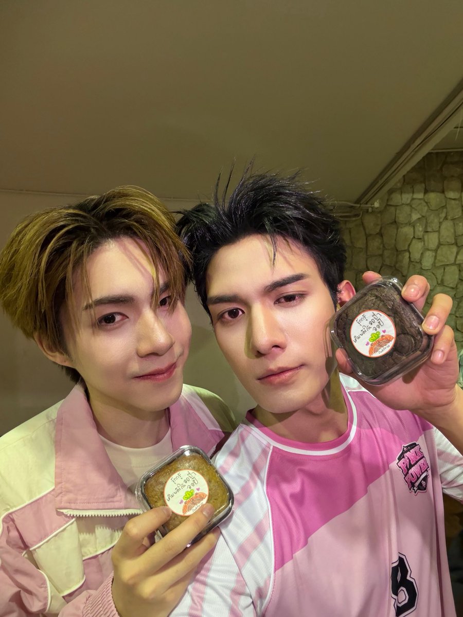 netsiraphop's tweet photo. ลูกน่ารักมากกก ทำขนมมาให้อีกแล้ว ขอบคุณมากนะครับ วันนี้ทุกคนสนุกกันไหมครับ? หวังว่าทุกคนจะได้รอยยิ้มและความสุขกลับบ้านไปเหมือนกันนะครับ กลับถึงบ้านแล้วก็พักผ่อนกั��เยอะ ๆ ดูแลตัวเองด้วยนะครับ เดินทางกลับบ้านปลอดภัยทุกคน แล้วเจอกันใหม่ค้าบบบบ 

DOMUNDI SPORTS 2026
#DMDSportsDay2026 https://t.co/UlANWAiUdO