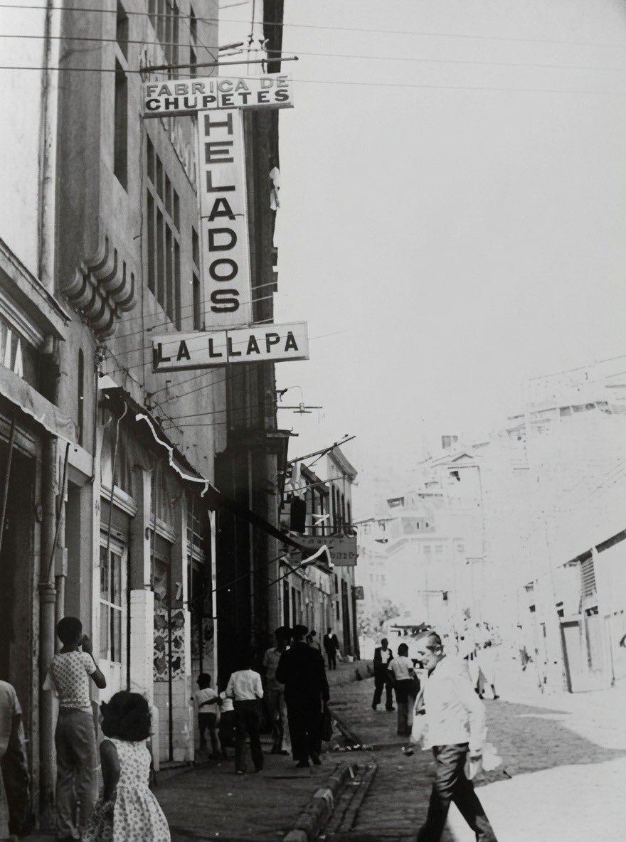 RenzoVaccarezza's tweet photo. Helados "La Llapa", años 70. 
En la calle Clave llegando a la Plaza Echaurren. https://t.co/dIn5JvE1tA