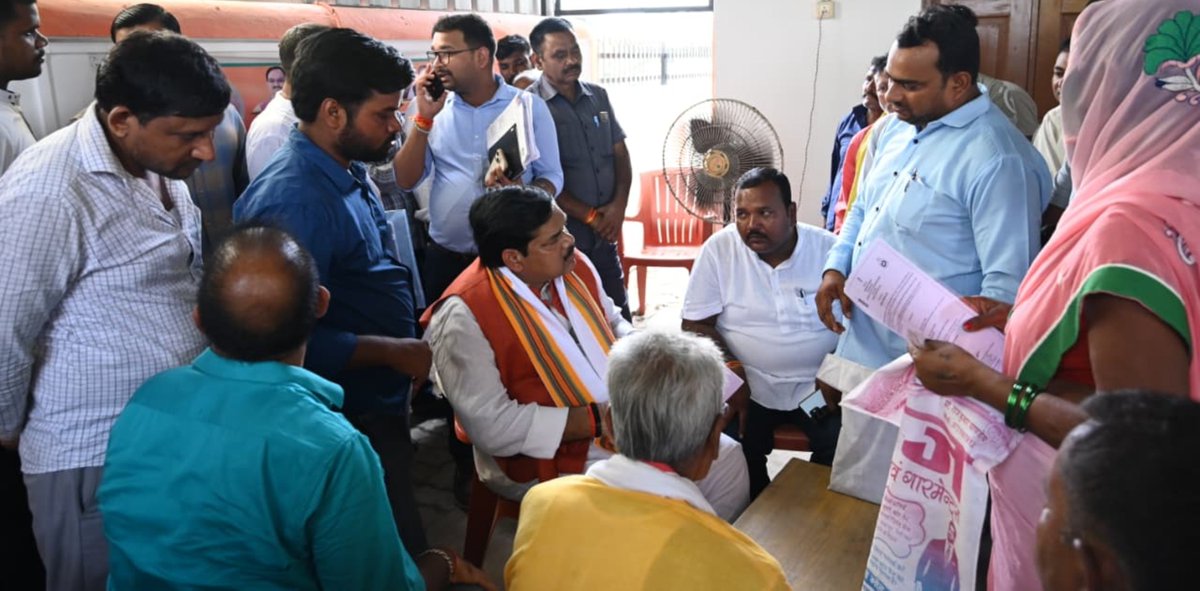 mkrtiwari_bjp's tweet photo. आज गोपालगंज जिला के डुमरिया स्थित आवास पर विभिन्न क्षेत्रों से पधारे देवतुल्य नागरिकों से आत्मीय मुलाकात कर उनकी समस्याएँ सुनीं तथा त्वरित एवं प्रभावी निराकरण हेतु संबंधित अधिकारियों को आवश्यक निर्देश दिए।

जनसेवा ही मेरा संकल्प, आपकी सेवा ही मेरी प्राथमिकता। https://t.co/NI2DYOlYDM