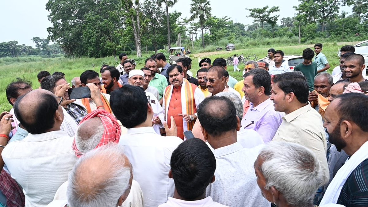 mkrtiwari_bjp's tweet photo. सिवान जिला के बसंतपुर के पूर्व विधायक एवं बैकुंठपुर विधानसभा के सबूली निवासी श्रद्धेय विधा भूषण सिंह जी के देहावसान के पश्चात उनकी अंतिम शवयात्रा में सम्मिलित होकर भावभीनी श्रद्धांजलि अर्पित की।

ॐ शांति। ॐ शांति। ॐ शांति। https://t.co/IEydnZiDF8