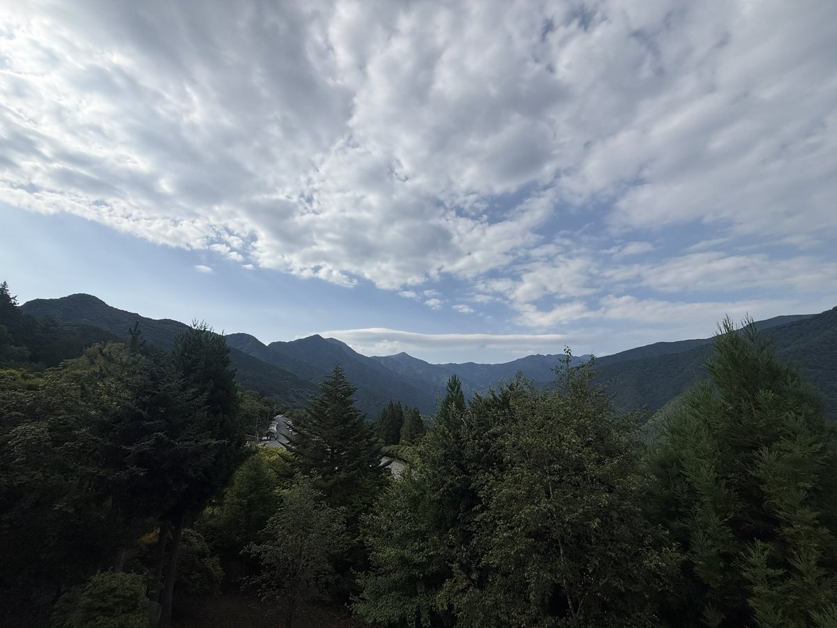 ohshimaya's tweet photo. おはようございます
三峯山8月2日7時50分
天候：はれ 気温25℃ 
道路状況：良好
概要：今朝も雲多めですが晴れております。
熊の目撃情報があります。お一人での登山はしばらく控えて頂いた方が良さそうです…
#三峯神社 #三峰神社 #大島屋 https://t.co/1rEhqaimj8