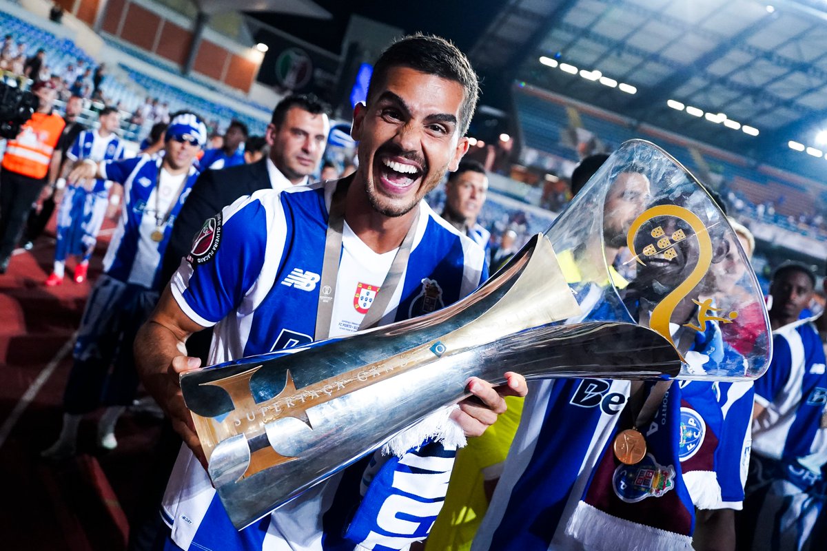 FCPorto's tweet photo. 🎙"Espero que seja o primeiro de muitos títulos"

André Silva conquistou o primeiro troféu de azul e branco🏆

#Supertaça https://t.co/hclOLU9m2o