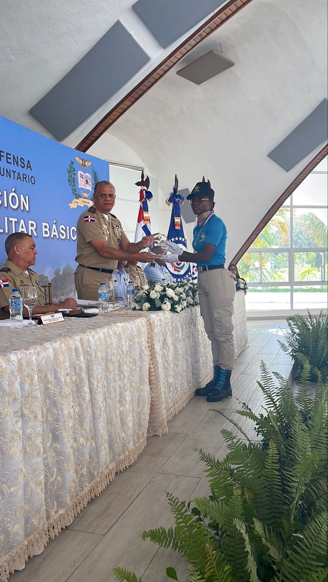 SMVRD's tweet photo. 🎓🇩🇴 El Ministerio de Defensa celebró la graduación de la XII Promoción del Programa de Entrenamiento Militar Básico del Servicio Militar Voluntario.

os por instituciones militares, históricas y culturales, fortaleciendo su compromiso con la República Dominicana. https://t.co/pEuNn9Qa8H