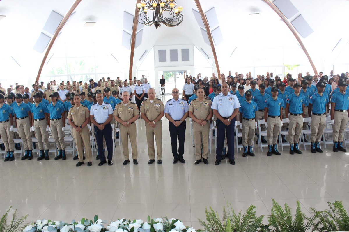 SMVRD's tweet photo. 🎓🇩🇴 El Ministerio de Defensa celebró la graduación de la XII Promoción del Programa de Entrenamiento Militar Básico del Servicio Militar Voluntario.

os por instituciones militares, históricas y culturales, fortaleciendo su compromiso con la República Dominicana. https://t.co/pEuNn9Qa8H