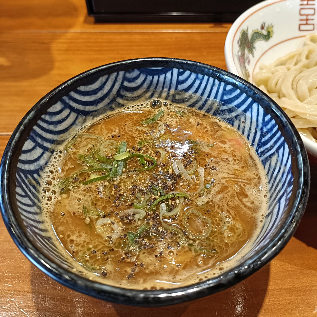maruneon's tweet photo. 麺屋真心さん@日高市

炎天下の中🏃久訪

塩味酸味がビシッとキマったブラックつけ汁🍜中には焼豚､メンマ等が隠れてた

絶品だったもっちもち太麺✨️周りの方は皆さん大盛り👍麺の甘味がつけ汁に加わり甘辛酸で最高

〆は牡蠣の和え玉につけ汁を足して大満足finish😋

｢ブラックつけ麺🥚､和え玉｣ https://t.co/mPhOHciCot