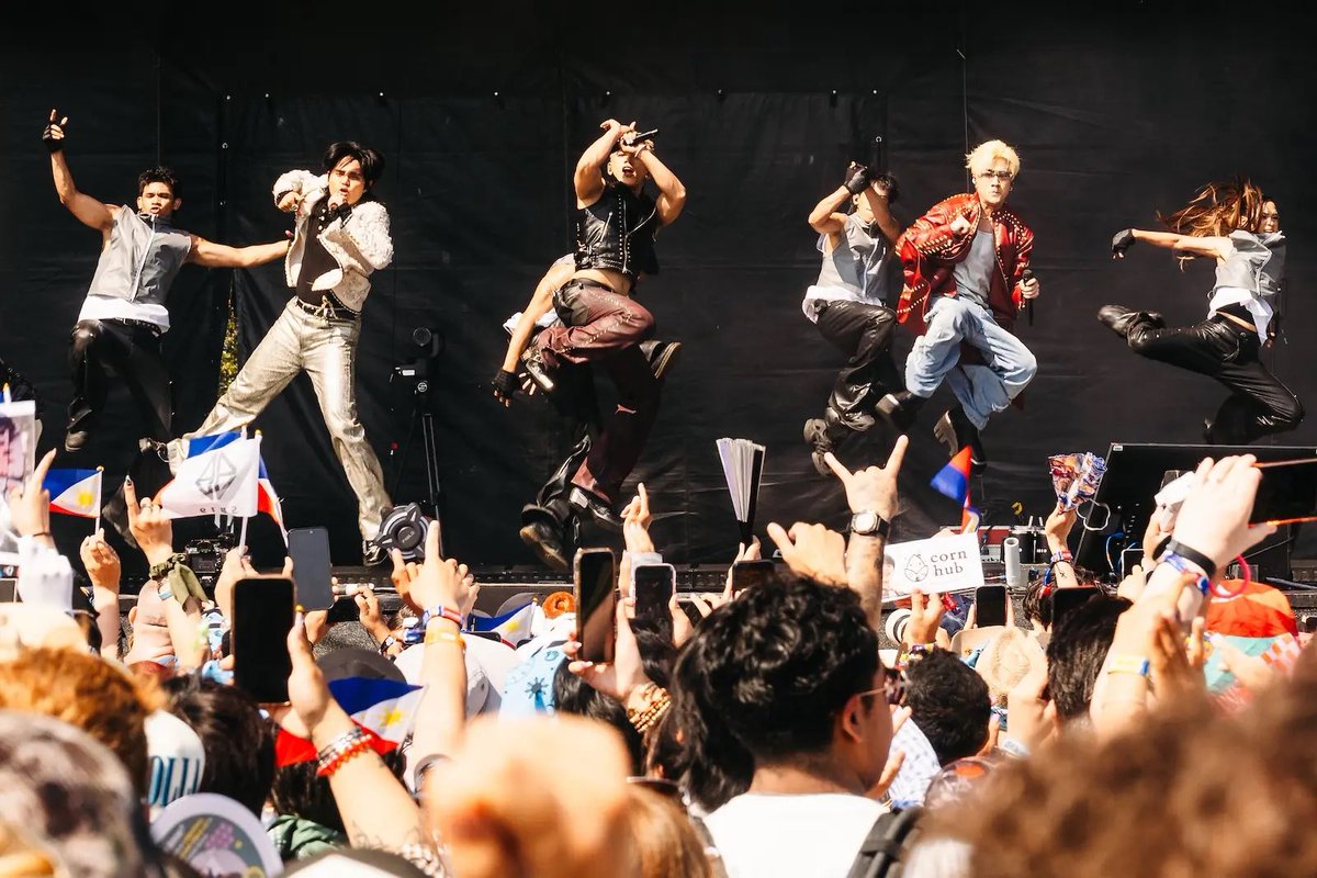 TriggerL20155's tweet photo. I've been trying to stay silent, but I've had enough.
SB19 performed with the sun literally blasting into their faces. No lighting director can control that. They were squinting, sweating, dancing full-out, and still singing louder than their backtracks.
Go stand outside at 3 PM facing the sun. Sing. Dance. Try to keep your eyes open and stay on pitch. FOR AN HOUR!
Only then can you compare that performance to one in a shaded venue with cooler temp, controlled lighting, props, and louder backtracks.
"Pumiyok daw?"
Even the best live performers crack sometimes. That's what happens when you actually sing louder live instead of hiding behind loud backtracks. SB19 has never been afraid to let people hear their real vocals.
Stell? He was still belting those signature high notes under the blazing heat. Filipino throat chakra, indeed. Kung ano boses nila sa mga tiktok covers, ganun din sa actual perf.
The choreography didn't disappear either. They were still hitting synchronized routines, jumps, and high-energy moves while singing live. That's not easy under normal conditions, let alone under DIRECT sunlight.
Hindi naman sobrang init? Aware ba kayo na may nahimatay sa audience? not just one but 2! I mean just think...
Lastly, the crowd wasn't handed to them. It built up naturally throughout the set coz people stayed, watched, and got louder with every song. No fancy props needed, the live vocals, choreography, charisma, Stell's brazillian dance, and crowd engagement were more than enough.
You don't have to like SB19. But if you're going to compare performances, compare them under the same conditions. Otherwise, you're comparing comfort to endurance.