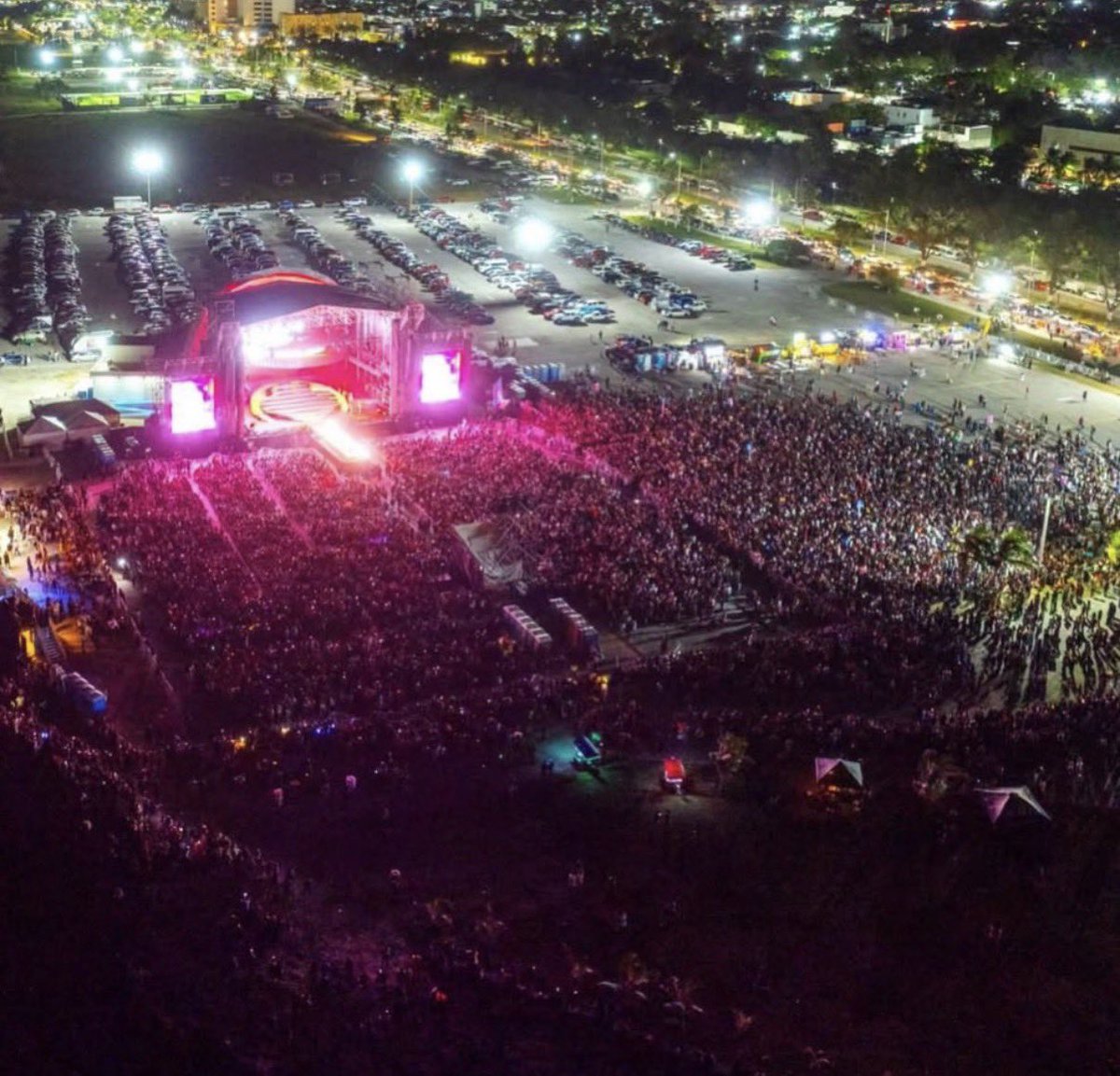 KOSArgentina's tweet photo. Kenia en sus últimos 2 conciertos 🔥 https://t.co/vIEpMAGpny