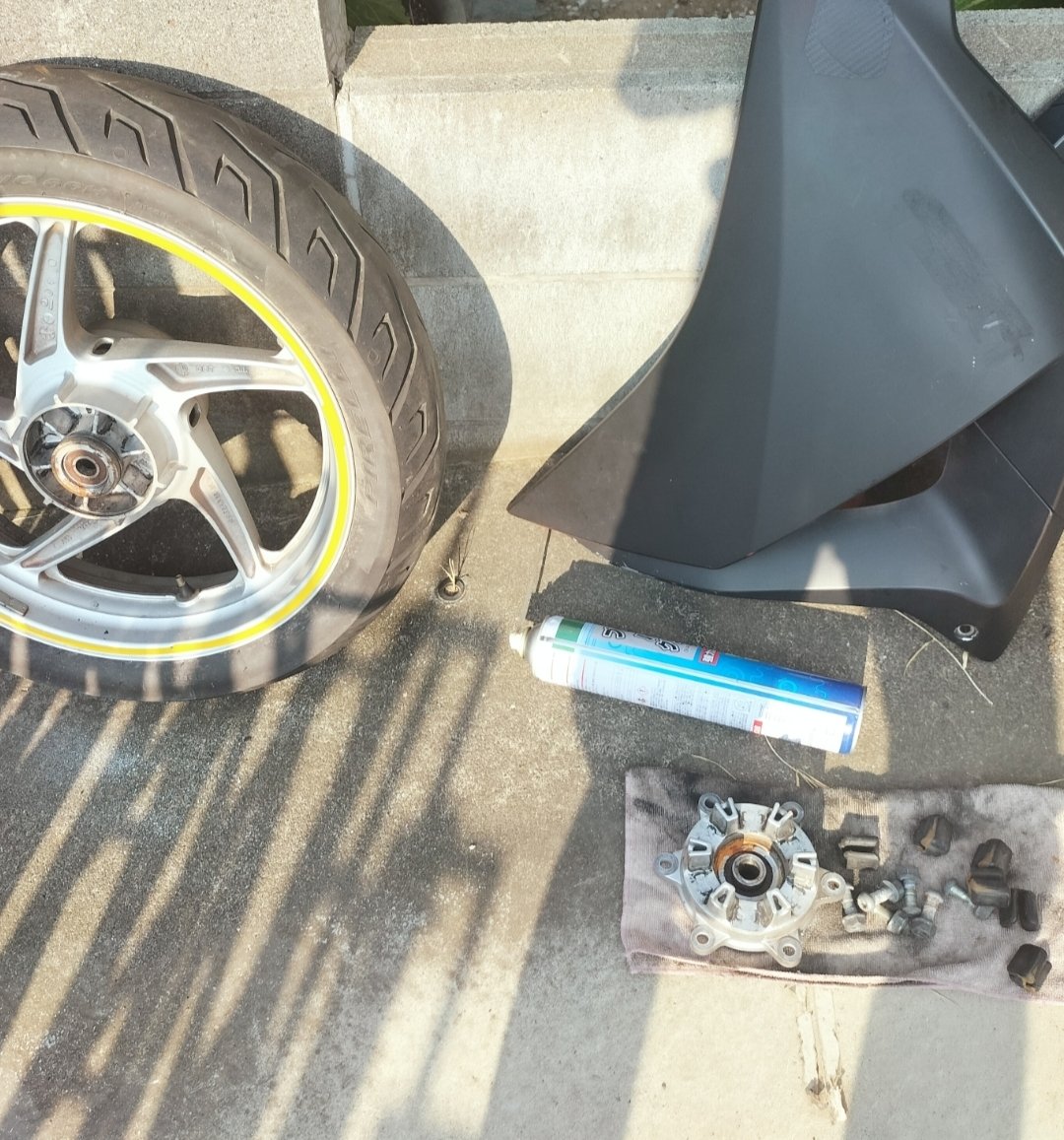 ooo125's tweet photo. リヤタイヤ外して清掃してます😅すでに暑いですね～🥵

#熱中症注意⚠️ https://t.co/Bt054FCZAE