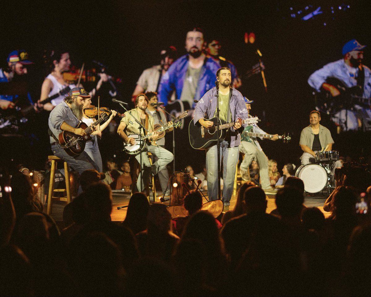 KahanHQ's tweet photo. Everything IS bigger [and louder] in Texas! Thank you for all your energy, Arlington. https://t.co/h1btXO8UKU