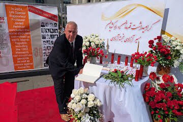 mark4ceredigion's tweet photo. Trafalgar Square today remembering the brave campaigners for a new democratic, secular and free Iran. Their sacrifice will not be in vain, and the campaign will continue. Change will come only from within the country and our Govt must be unequivocal in support. #FreeIran #NCRI https://t.co/gTqdc78Nzn