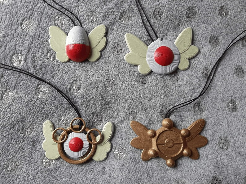 BlueWildfire's tweet photo. ¡Feliz día de #PokémonMundoMisterioso! ¡Para celebrarlo, esta semana puedes obtener tu propio Engranaje del Tiempo, Reliquia de Piedra o Placa con un descuento!

Está todo pintado a mano y enviado por mí con amor, así que se agradece mucho la difusión :)

https://t.co/a14cyPpq6W https://t.co/7buE4NJvGY