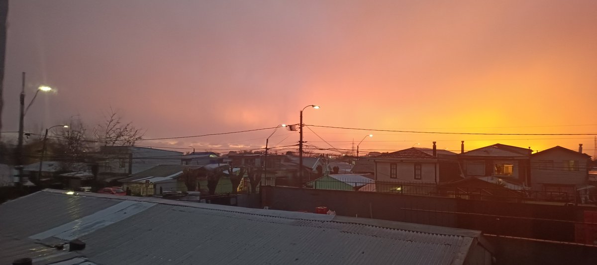 clau_lml_lml's tweet photo. En estos momentos el cielo está así en #sanpedrodelapaz #regionbiobio #Concepción . Aún llueve pero se ve hacia el mar l puesta de sol . https://t.co/EewSoJLx89