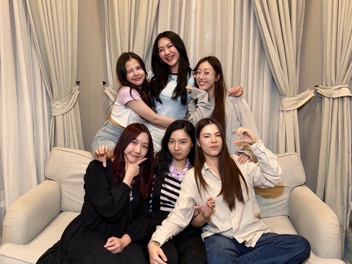 GirlsLove_es's tweet photo. Aquí está el piloto de #HouseOfYou, el nuevo proyecto de #YesPleaseProduction que cuenta con tres parejas

🏠 https://t.co/wM9bWFqMTh

#จีบได้ไหมคนบ้านนี้ https://t.co/EKIaSxZbvf