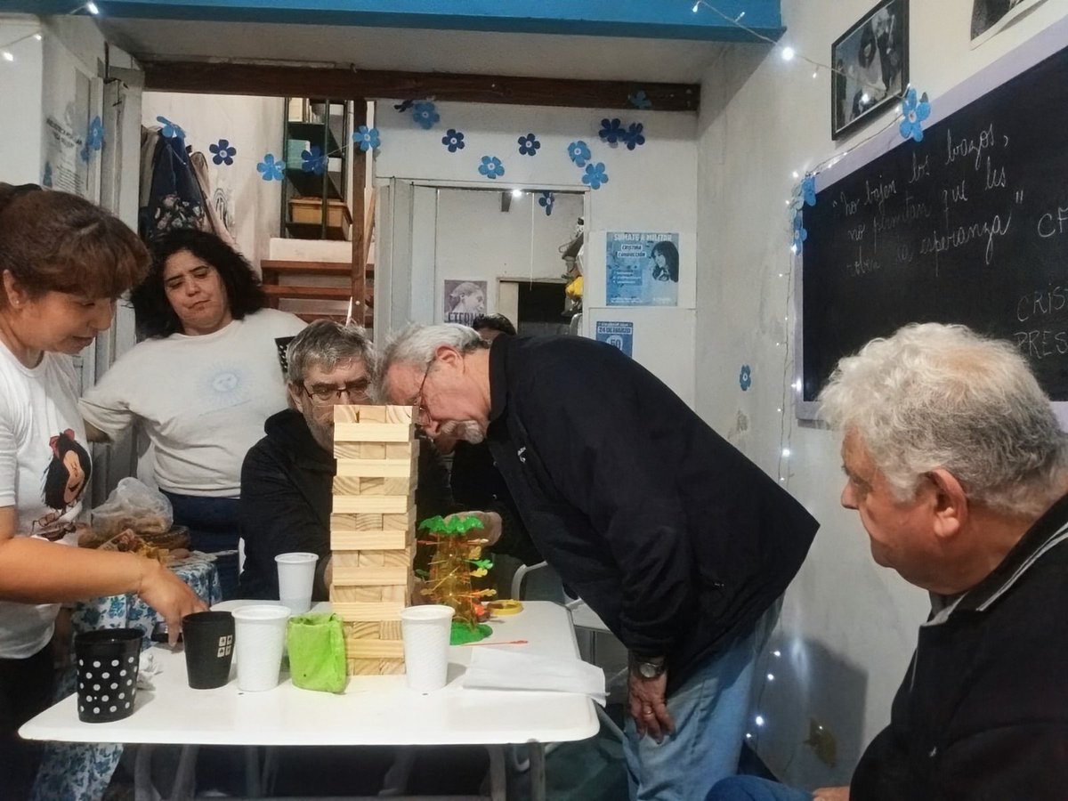 RodolfoWalshC9's tweet photo. NOCHE COMPAÑERA de JUEGOS🃏🎲❤️para encontrarnos, compartir y divertirnos en este contexto que nos atraviesa a todxs lxs argentinxs tan complejo. NO bajamos los brazos NI perdemos la ESPERANZA como nos demuestra nuestra compañera @CFKArgentina ✌🏻🇦🇷, seguimos andando en COMUNIDAD https://t.co/oWQw82MyAe