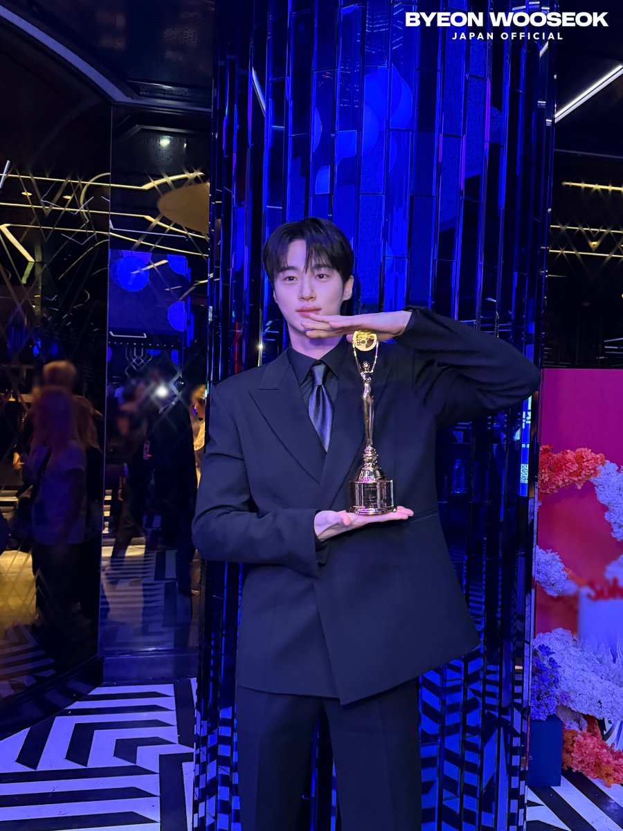 WooSeok__JP's tweet photo. ≪第5回 青龍シリーズアワード≫

ビョン・ウソクが✨人気スター賞✨を受賞いたしました🎉

いつも温かく応援してくださる皆さまがいてこその受賞です💙
心より感謝申し上げます💐

これからもビョン・ウソクへの変わらぬご声援をよろしくお願いいたします🌈

[FC NEWS]にはビハインドカットが到着！
ぜひチェックしてください👇
🫧https://t.co/aIEYHrBKtt

#ビョンウソク #변우석 #BYEONWOOSEOK