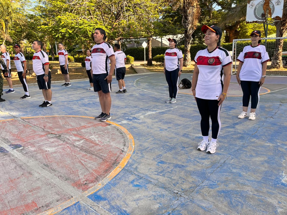 Ejercito_Div1's tweet photo. 🪖 | En las instalaciones de la #DécimaBrigada, en Valledupar, #Cesar, se llevó a cabo un reentrenamiento dirigido a los Profesionales Oficiales de Reserva, quienes fortalecieron sus conocimientos y capacidades mediante instrucción en orden cerrado, grados y distintivos, así como entrenamiento físico, con el propósito de mantener un alto nivel de preparación y disciplina.

#PatriaHonorLealtad🇨🇴