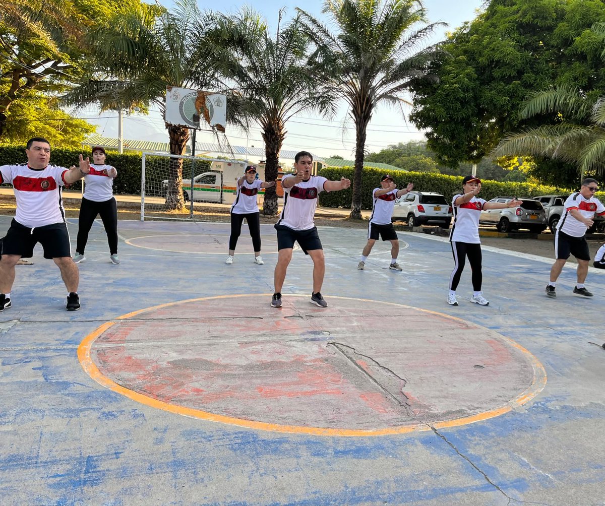 Ejercito_Div1's tweet photo. 🪖 | En las instalaciones de la #DécimaBrigada, en Valledupar, #Cesar, se llevó a cabo un reentrenamiento dirigido a los Profesionales Oficiales de Reserva, quienes fortalecieron sus conocimientos y capacidades mediante instrucción en orden cerrado, grados y distintivos, así como entrenamiento físico, con el propósito de mantener un alto nivel de preparación y disciplina.

#PatriaHonorLealtad🇨🇴