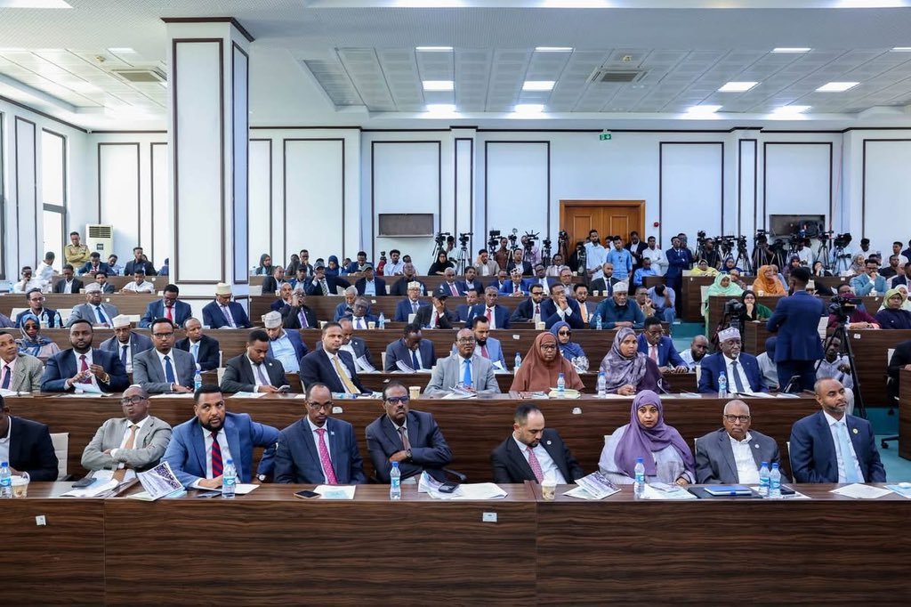 Fiqi_OmarM's tweet photo. Today, H.E. President Hassan Sheikh Mohamud addressed the Federal Parliament, highlighting key government priorities, including strengthening national security, advancing democratization, and furthering Somalia’s state-building efforts. https://t.co/o39m4Bhisn