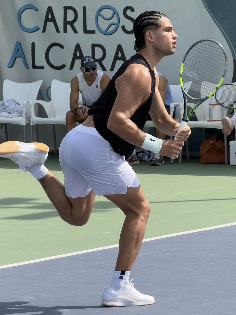 AtPhotness's tweet photo. uhhh Carlos is back back back https://t.co/BNS3yolz3o
