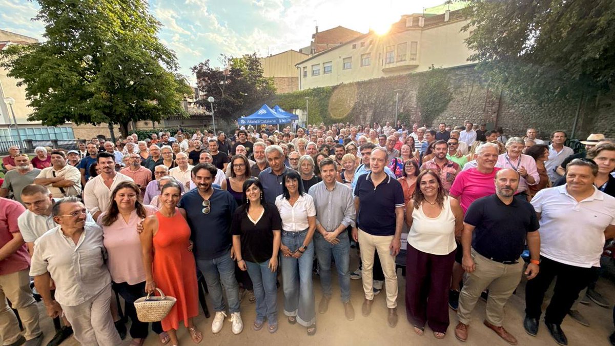 Gironanoticies's tweet photo. Aliança Catalana congrega prop de mig miler de persones a Manlleu en l'inici del camí cap al 2027
https://t.co/wqCDeMQlWQ

Sílvia Orriols fa una crida a reforçar  la implantació territorial del partit i reivindica un projecte de canvi  per governar els ajuntaments i guanyar pes a les institucions catalanes  #Manlleu #Catalunya @orriolsderipoll  @MaresmeAC