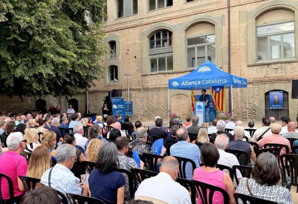 Gironanoticies's tweet photo. Aliança Catalana congrega prop de mig miler de persones a Manlleu en l'inici del camí cap al 2027
https://t.co/wqCDeMQlWQ

Sílvia Orriols fa una crida a reforçar  la implantació territorial del partit i reivindica un projecte de canvi  per governar els ajuntaments i guanyar pes a les institucions catalanes  #Manlleu #Catalunya @orriolsderipoll  @MaresmeAC