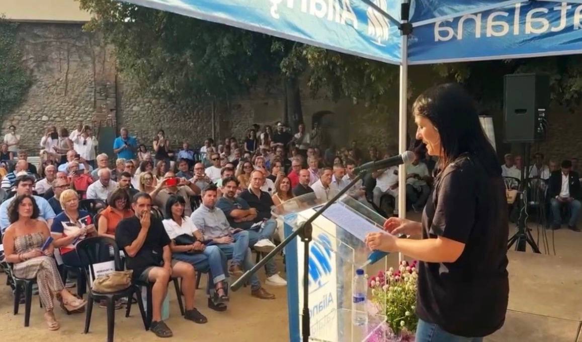 Gironanoticies's tweet photo. Aliança Catalana congrega prop de mig miler de persones a Manlleu en l'inici del camí cap al 2027
https://t.co/wqCDeMQlWQ

Sílvia Orriols fa una crida a reforçar  la implantació territorial del partit i reivindica un projecte de canvi  per governar els ajuntaments i guanyar pes a les institucions catalanes  #Manlleu #Catalunya @orriolsderipoll  @MaresmeAC