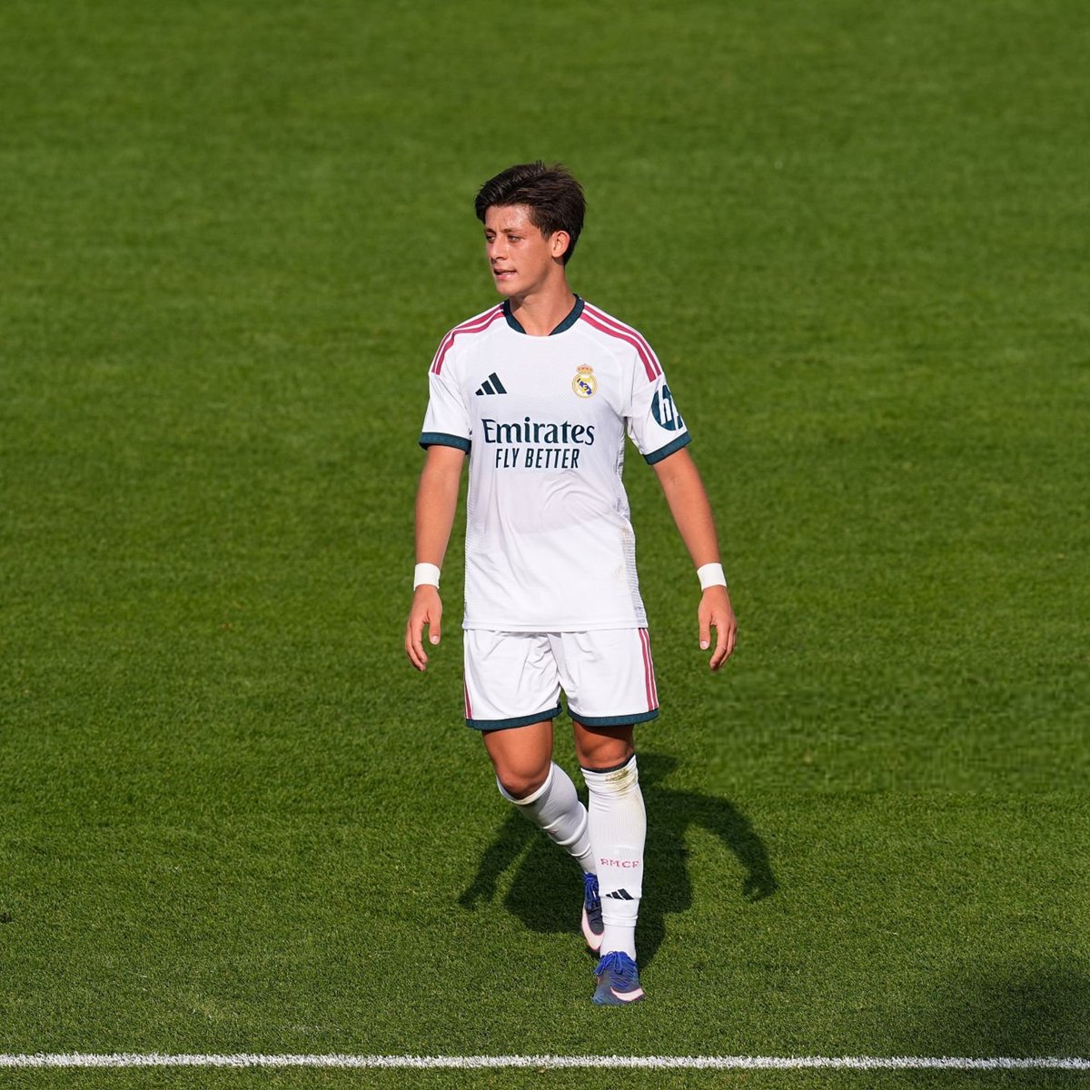 bornmadridista0's tweet photo. 🚨 Tomás Roncero (AS): The first serious test of the Mourinho era delivered an interesting and satisfying first half. 

In the second half, a lack of physical fitness became clearly apparent among the players. 

This was compounded by the absence of approximately 80% of the key players who will shoulder the team's responsibilities once competitive action begins. 

In fact, the lineup that faced Fiorentina included only three players considered definite starters: Specifically, Dumfries (or Trent), Valverde, and Güler. 

The most notable positive takeaway from the match was the significant impact Arda Güler had on the team's style of play. 

@As_TomasRoncero (AS)