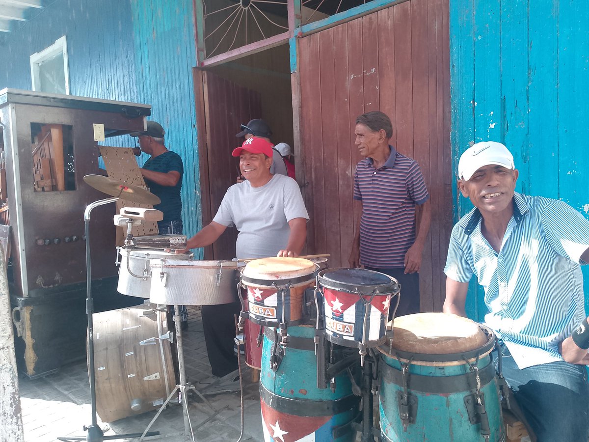 JorgeBl91014651's tweet photo. A ritmo de la música Molida con el Órgano la Independencia está mañana de sábado como parte de las actividades del Verano con mi Gente en la Esquina de las tradiciones en Niquero #CulturaNiquero #SomosCulturaNiquero #CulturaGranma https://t.co/6IUmAA91cA