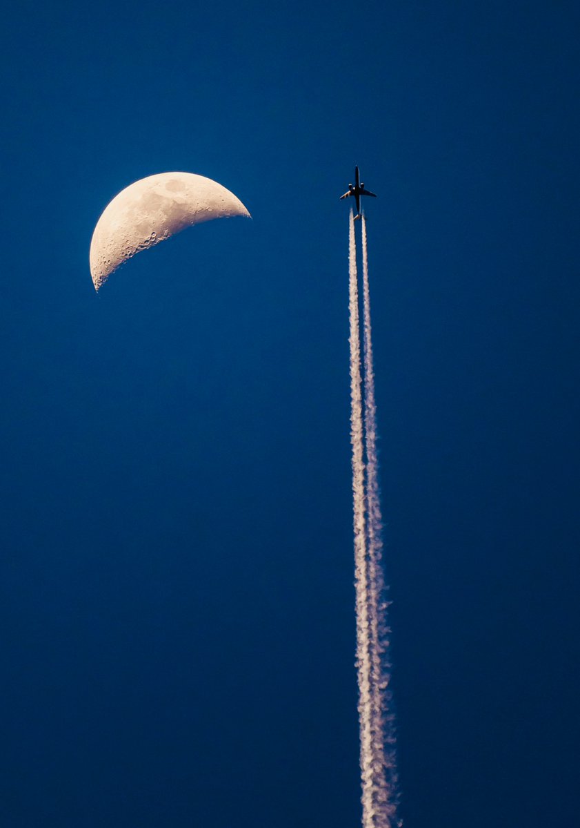 earthcurated's tweet photo. Perfectly timed image https://t.co/28HkLAxqAN