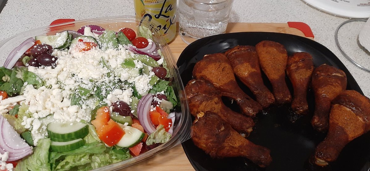 LouisBlueEyes84's tweet photo. Now that's a Fuckin Feast ! #TandooriChickenDrumsticks #GreekSalad #MyStyle https://t.co/92e4PrdiXh