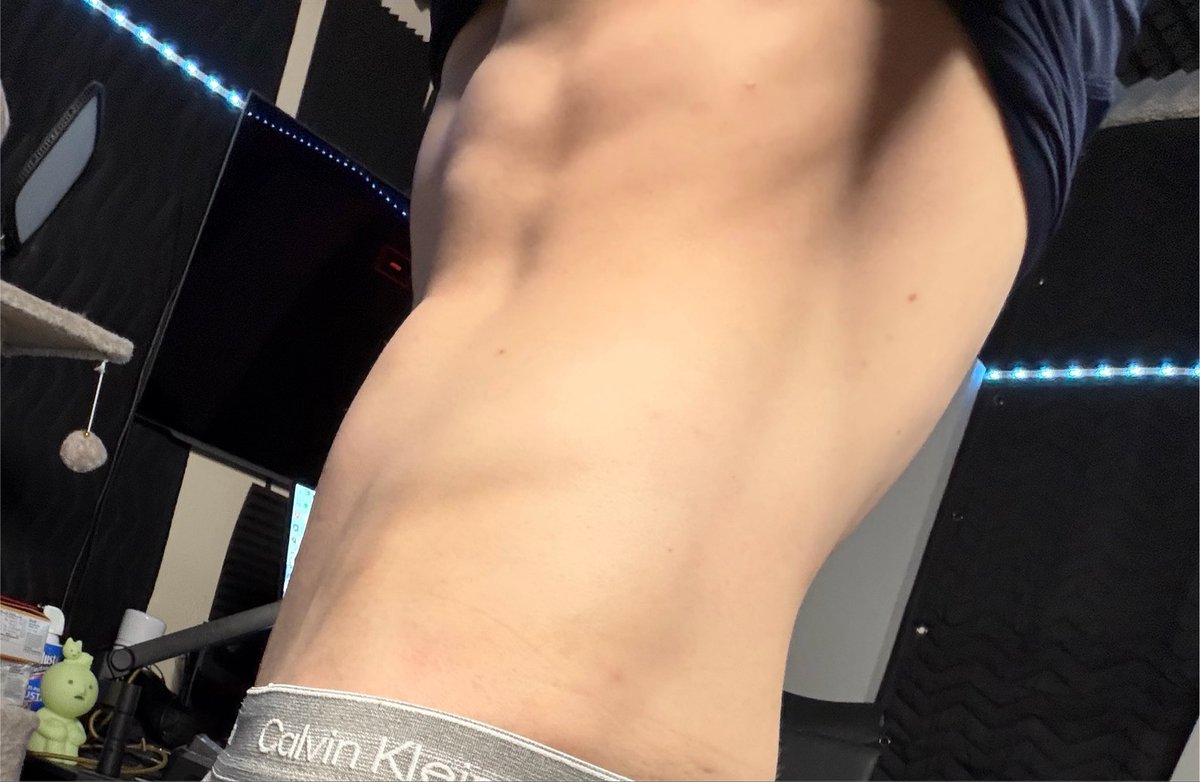 sussenz's tweet photo. My side profile looks crazy. 😳 https://t.co/YRHhNz52xG