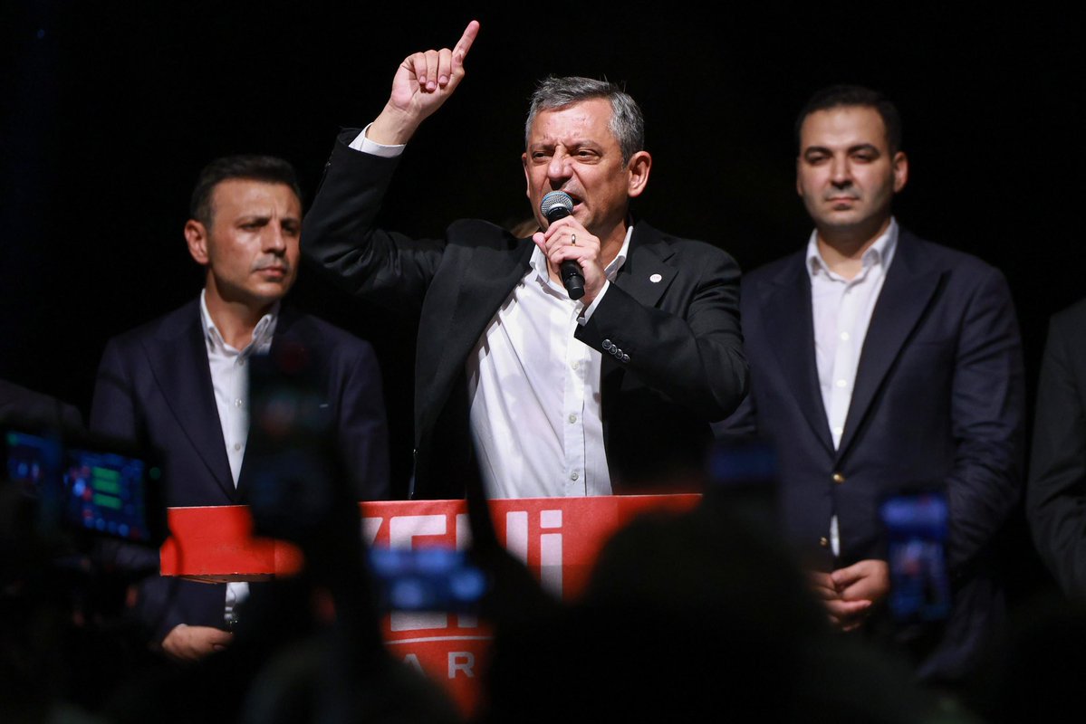 dk_imamoglu's tweet photo. 500 gündür tutsak edilen milyonların Cumhurbaşkanı adayı Ekrem İmamoğlu ve yol arkadaşları için, adalet bekleyen herkes için, bu ülkenin vicdanı için omuz omuza yürüdük.

Biz umudumuzu da inancımızı da hiç kaybetmedik. Çünkü biliyoruz ki haklı olanların mücadelesi mutlaka karşılığını bulur. Bugün binlerce insanla omuz omuza yürürken bir kez daha gördük ki yalnız değiliz. Adalet yerini bulana kadar dayanışmamızı büyütmeye, omuz omuza yürümeye ve mücadelemizi aynı kararlılıkla sürdürmeye devam edeceğiz.