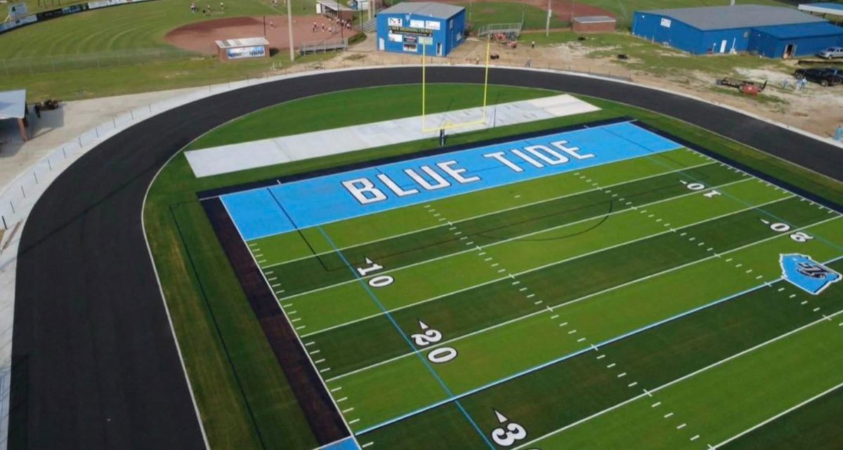 Coach_Pfiester's tweet photo. We got some great drone shots of the completed playing surface at Veterans Stadium in #LongCounT we are so happy for our kids who now have a facility they can be proud of! #Team29 is proud to be the first to represent our community on this amazing field! #ERWE https://t.co/7oFwuONNvR