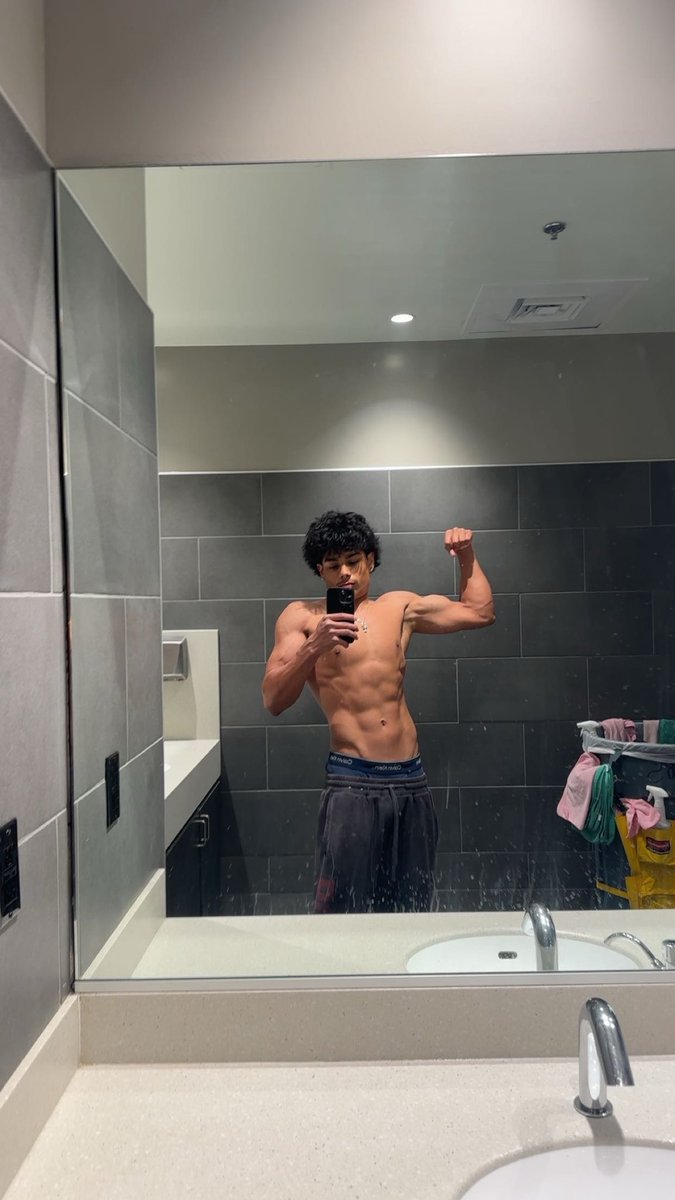 lenomakeuastar's tweet photo. never stopped loving the gym #mog #pogchamp https://t.co/jZDqMehLHH