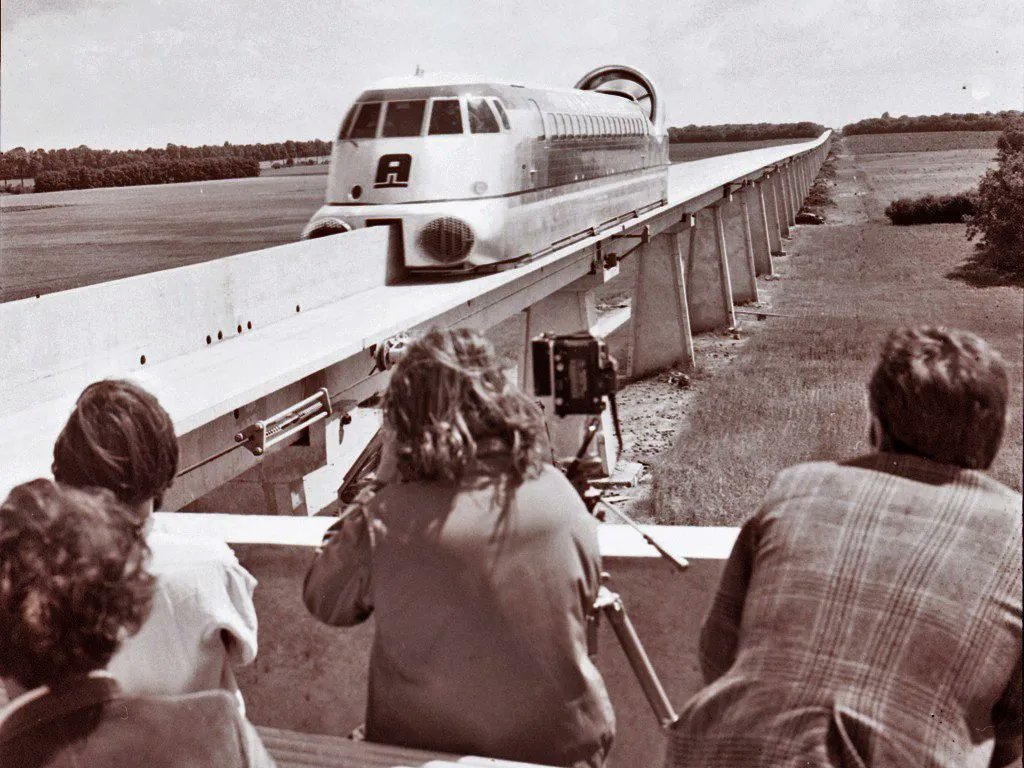 AlexXplore's tweet photo. 🇫🇷 L’Aérotrain, tué par Giscard d’Estaing ?

🚄 Il fut inventé par Jean Bertin dans les années 1960, il était un véhicule guidé sur coussin d’air glissant sur une voie en béton.

💨 Les prototypes ont atteint des records mondiaux de vitesse, jusqu’à 425 km/h en 1968 et plus de 417 km/h en 1974, le projet était soutenu par De Gaulle et Pompidou.

📜 Un contrat fut signé pour une ligne commerciale entre la Seine et La Défense, avec l'ambition de voir un jour un réseau national pour l’an 2000.

❌ Le projet fut abandonné en 1974-1977 sous Giscard d’Estaing au profit du TGV, jugé plus réaliste et moins coûteux en infrastructure

🛤️ Aujourd’hui, il ne reste que les 18 km de voie abandonnée près d’Orléans, le symbole d’un rêve trop en avance sur son temps.