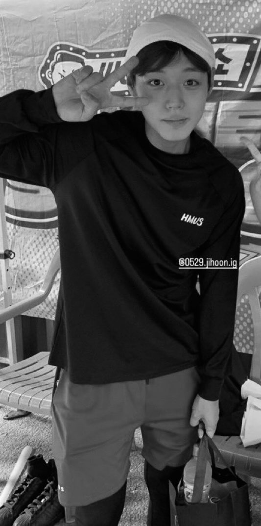 Nocasutv2's tweet photo. shse au where fisherman sieun finds, one night, a man on the shore of the beach. 

only… it wasn’t a man. well, not fully, at least.

it was a merman.

he wasn’t moving, simply letting the current sway his body back and forth, as if he was just trash among the water. https://t.co/Ulkk6CT2L9