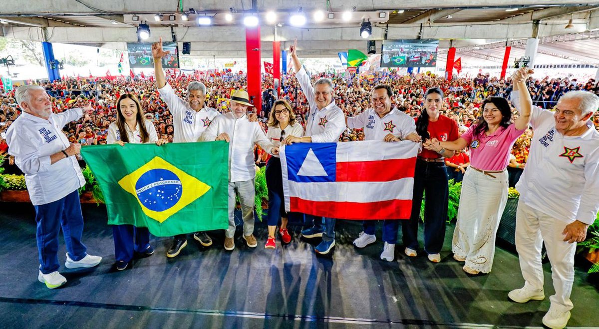 LulaOficial's tweet photo. Eu sempre digo que governar é cuidar. Uma agenda de cuidado une moradia digna, comida no prato, escolas de qualidade com oportunidades para todos, atenção médica em hospitais equipados, segurança hídrica, além de zelo pelos sonhos da juventude e pelas necessidades do povo idoso. 

A Bahia tem tido todo o cuidado para alcançar o protagonismo que sua gente merece. E devolve esse afeto com abraço, olhar sincero e aconchego, como hoje na oficialização da candidatura à reeleição do governador Jerônimo Rodrigues, baiano de coração grande e compromisso com a seriedade, que forma chapa com Jaques Wagner e Rui Costa para o Senado. 

A Bahia sabe reconhecer quem trabalha de verdade.

📸@ricardostuckert