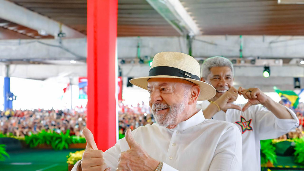 LulaOficial's tweet photo. Eu sempre digo que governar é cuidar. Uma agenda de cuidado une moradia digna, comida no prato, escolas de qualidade com oportunidades para todos, atenção médica em hospitais equipados, segurança hídrica, além de zelo pelos sonhos da juventude e pelas necessidades do povo idoso. 

A Bahia tem tido todo o cuidado para alcançar o protagonismo que sua gente merece. E devolve esse afeto com abraço, olhar sincero e aconchego, como hoje na oficialização da candidatura à reeleição do governador Jerônimo Rodrigues, baiano de coração grande e compromisso com a seriedade, que forma chapa com Jaques Wagner e Rui Costa para o Senado. 

A Bahia sabe reconhecer quem trabalha de verdade.

📸@ricardostuckert